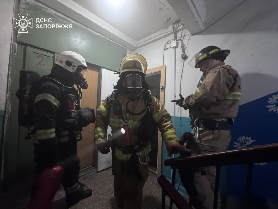Спалахнуло в тамбурі: у Запоріжжі під час пожежі рятувальники евакуювали батька з дітьми (фото, відео)