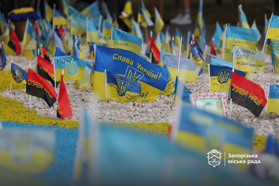 Мапа з прапорцями - у центрі Запоріжжя оновили простір пам’яті загиблих військових (фото)