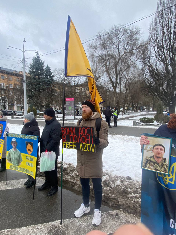 Четверте Різдво в полоні - у центрі Запоріжжя встановили ялинку з колючим дротом та стіл з порожніми стільцями (фото)