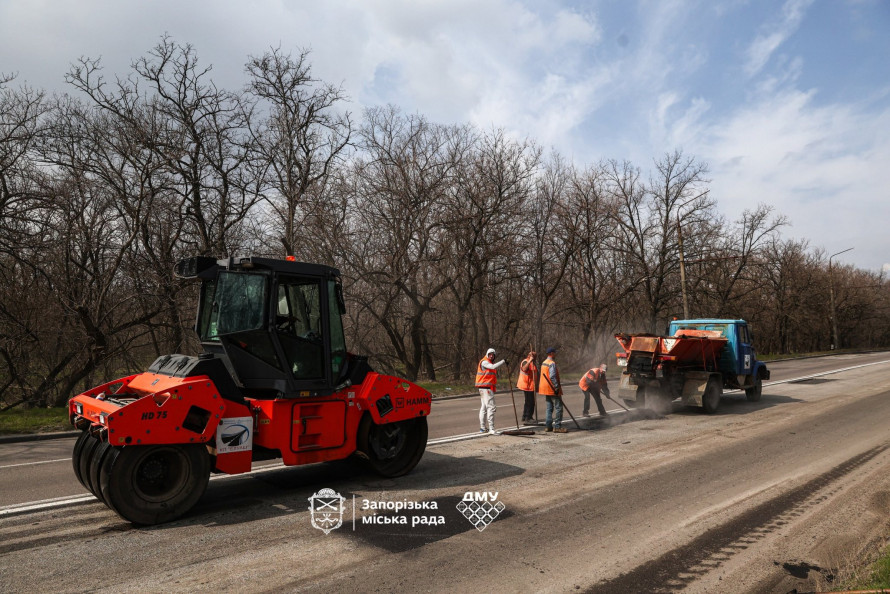 У Запоріжжі зима була нещадна до асфальту: на Хортиці латають стратегічний шлях від Мамая до аркового мосту (фото)