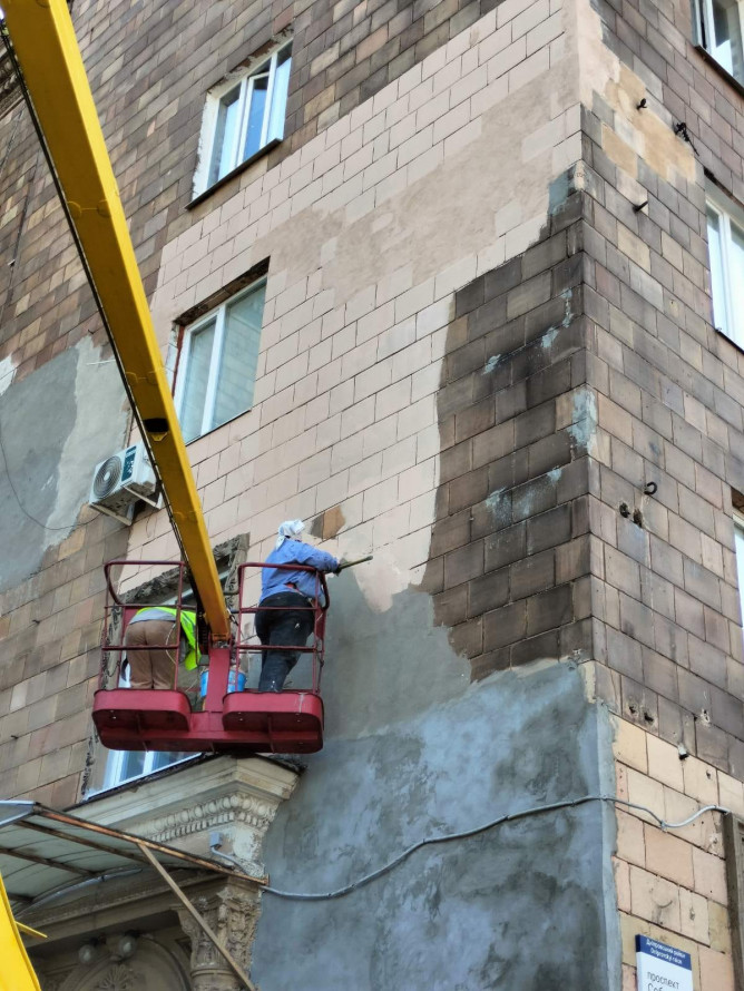 У Запоріжжі комунальники зіпсували красиву історичну будівлю, що є своєрідною брамою міста - фото
