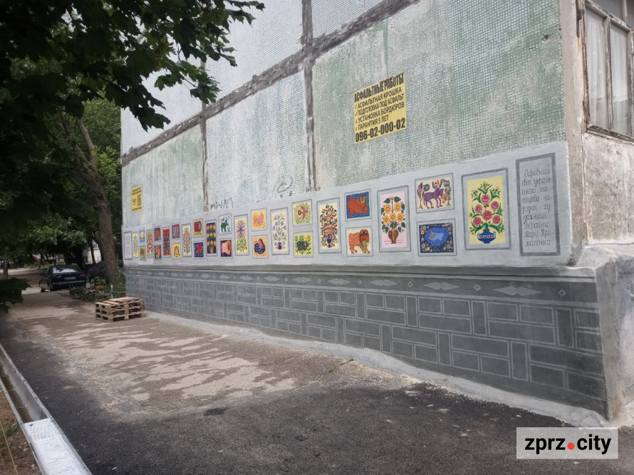 На запорізькій багатоповерхівці майже завершили розписи в стилі відомої художниці- фото