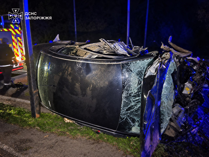 У Запоріжжі авто врізалося в опору: одного з пасажирів діставали з салону рятувальники (фото)