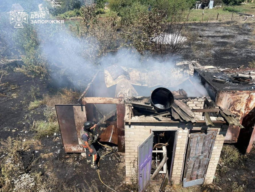 Росіяни атакували житлові будинки в Запорізькому районі: є загиблий і постраждалі (фото)