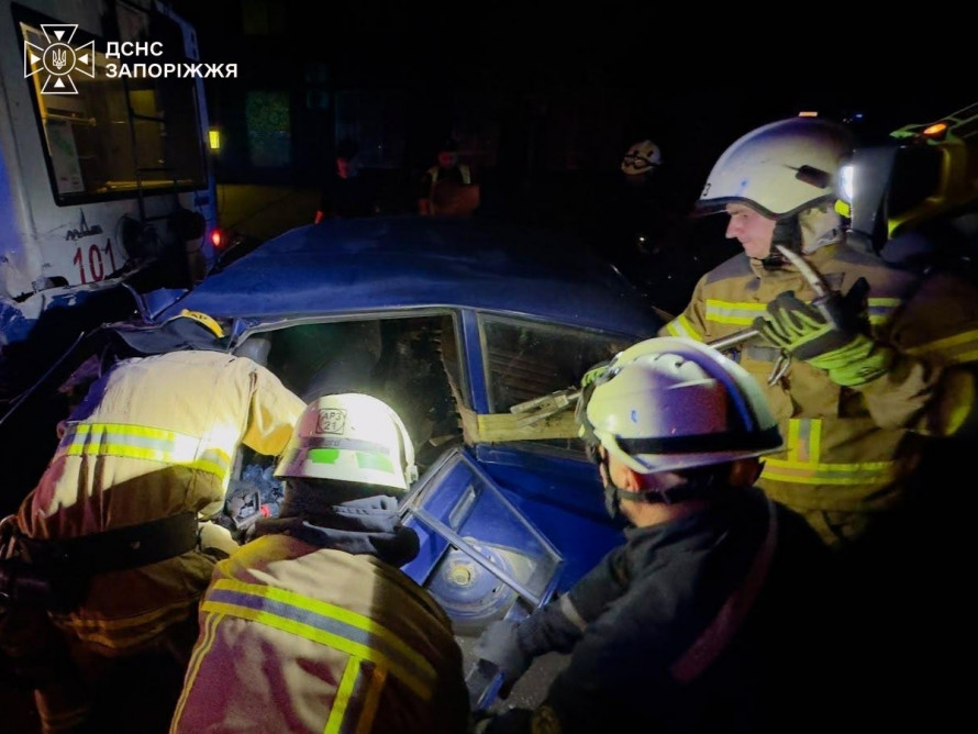 У Запоріжжі легковик врізався у тролейбус: загинули двоє людей (фото)