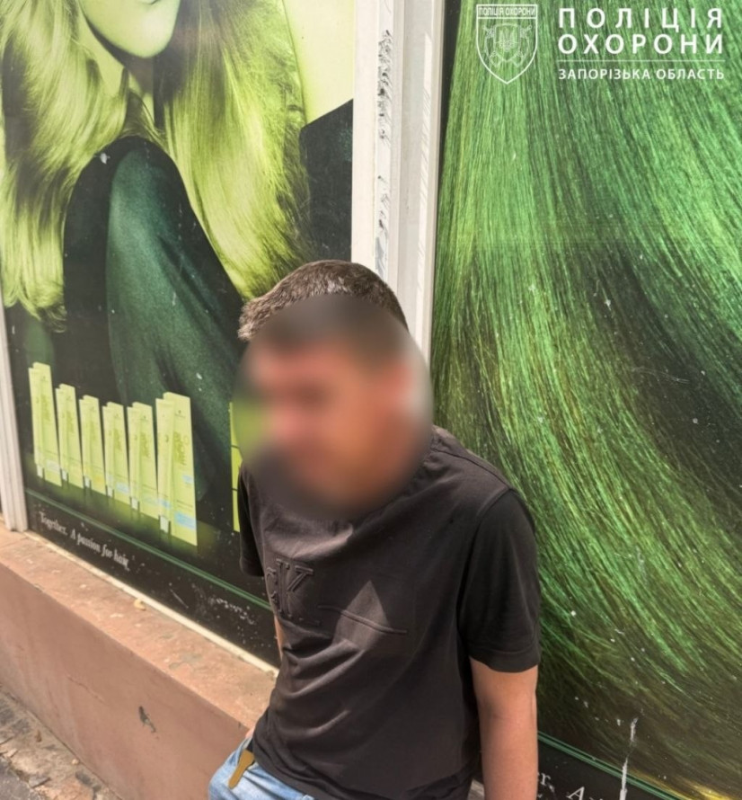 Чіплявся до персоналу магазина: у Запоріжжі в кишені п'яного чоловіка знайшли гранату
