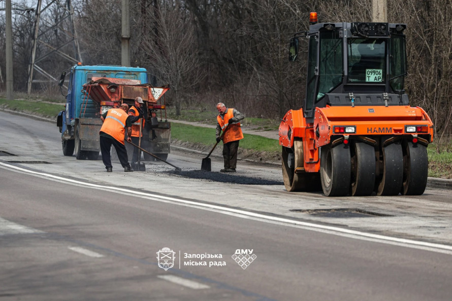 У Запоріжжі зима була нещадна до асфальту: на Хортиці латають стратегічний шлях від Мамая до аркового мосту (фото)