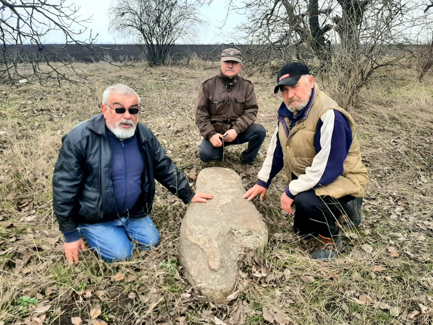 Лежала в посадці біля кургану: у Запорізькому районі знайшли стелу віком понад шість тисяч років (фото)