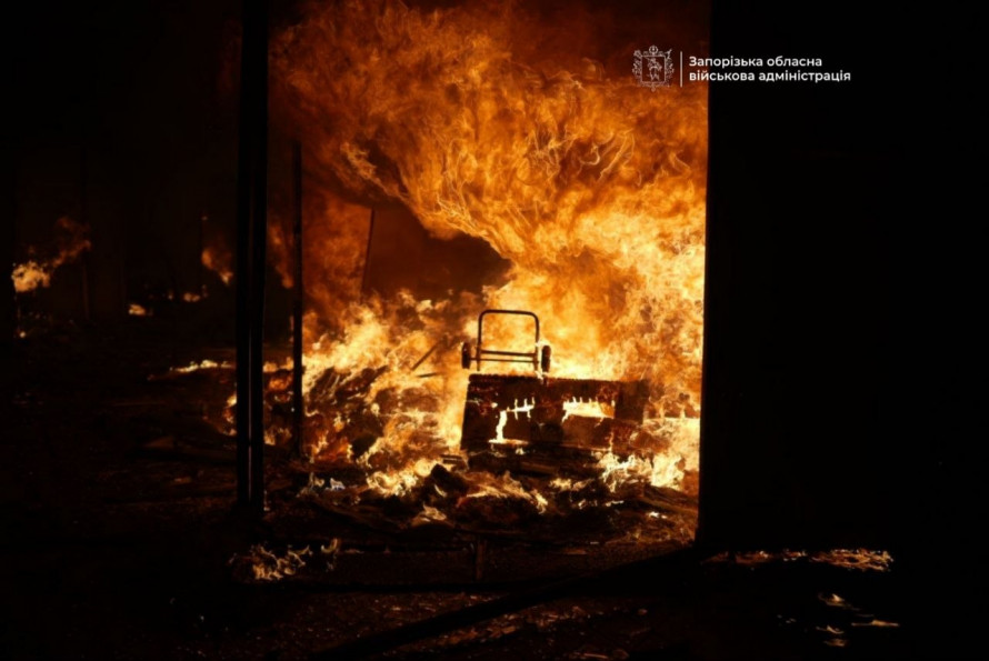 Масштабна пожежа у Запоріжжі: внаслідок ворожої атаки горів ринок і торгівельний центр (фото)