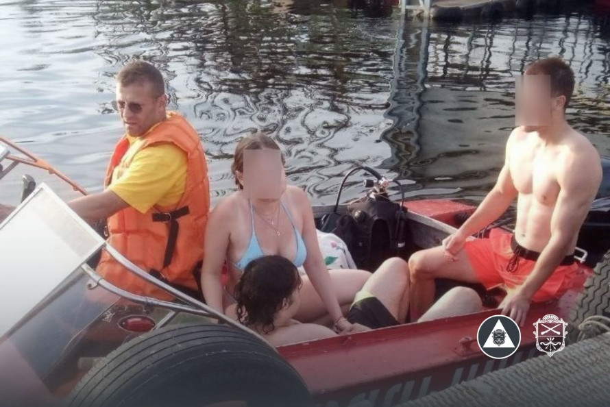 Небезпечний заплив: у Запоріжжі рятувальники встигли прийти на допомогу юнакам (фото, відео)
