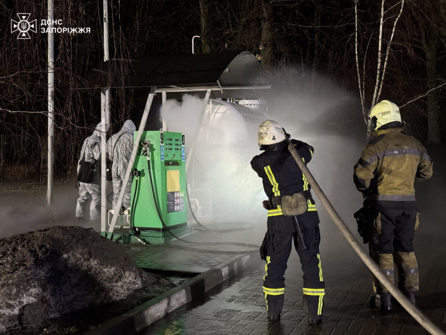 У Запоріжжі на АЗС стався витік газу - як діяли рятувальники (фото)