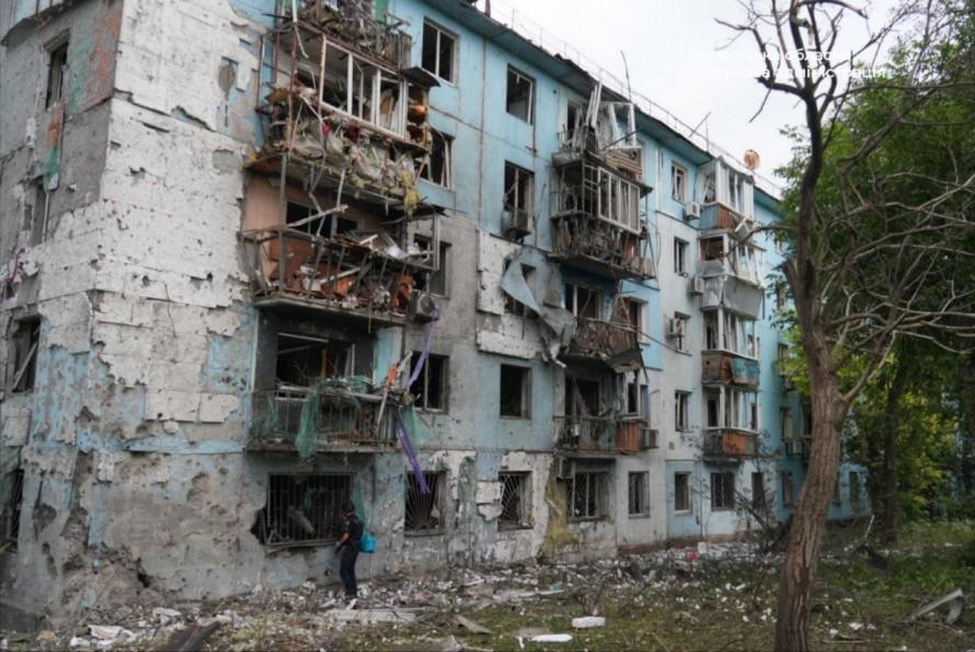 П'ять КАБів атакували Запоріжжя: під завалами шукають людей, серед поранених — дитина (фото, відео)