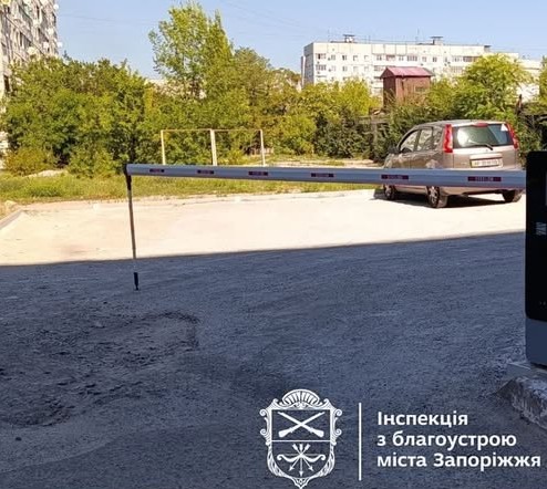 Самовільний шлагбаум, вивіски та банери: у Запоріжжі прибрали незаконні конструкції (фото, відео)