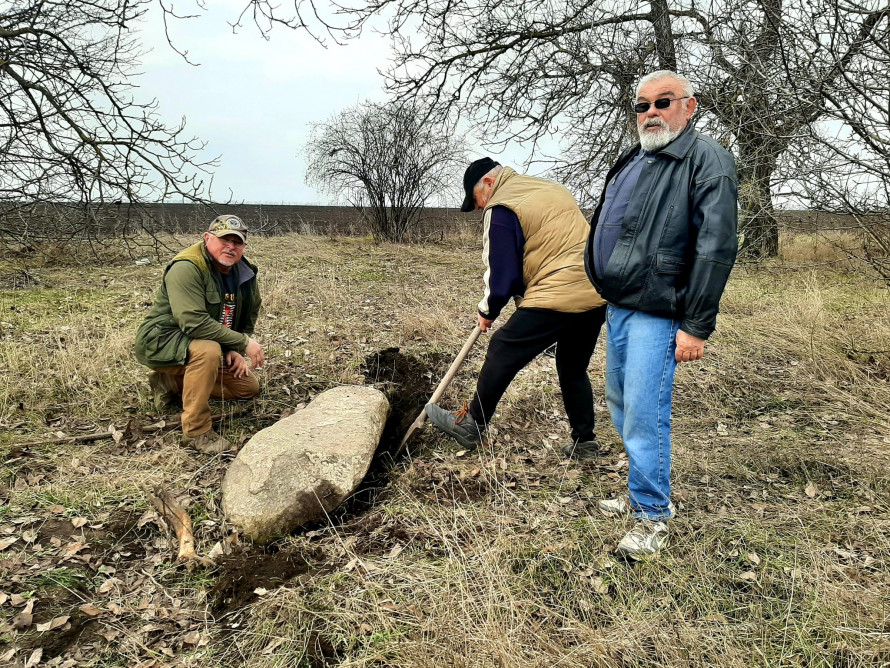 Лежала в посадці біля кургану: у Запорізькому районі знайшли стелу віком понад шість тисяч років (фото)