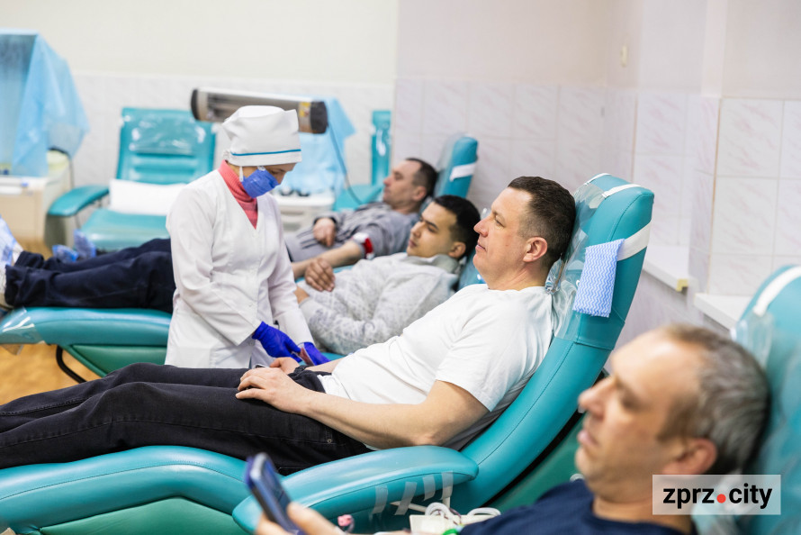 Потреба – рятувати життя: запорізькі металурги провели першу цього року донорську акцію