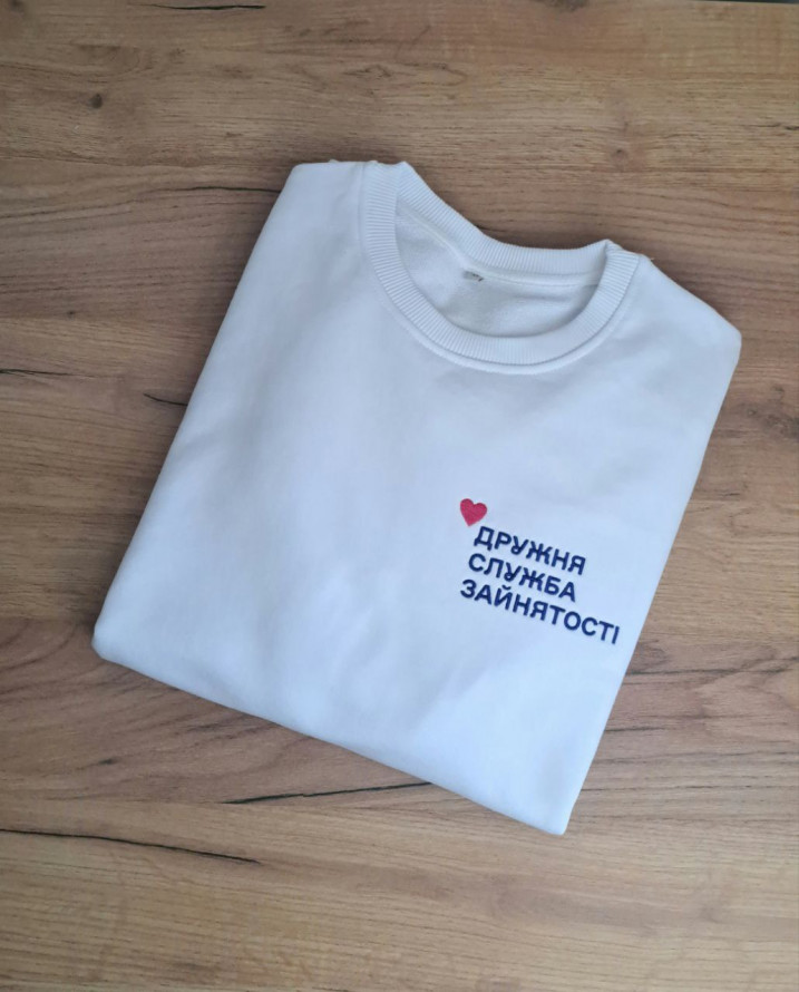 Стиль, який впізнають: мешканка Запорізького району запустила виробництво машинної вишивки та брендування одягу