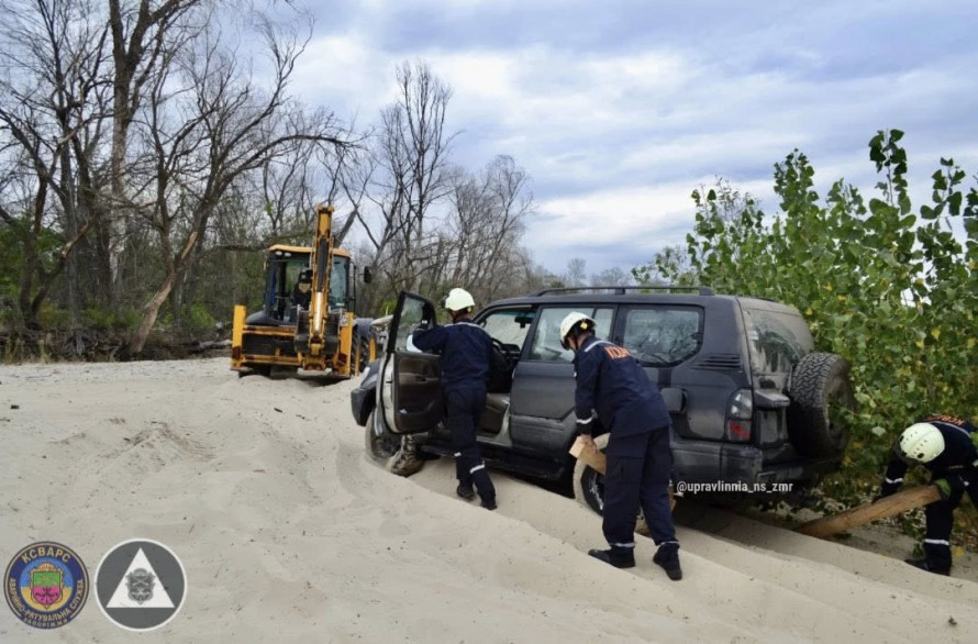 Позашляховик у воді - у Запоріжжі сталася несподівана пригода на річці Дніпро (фото)