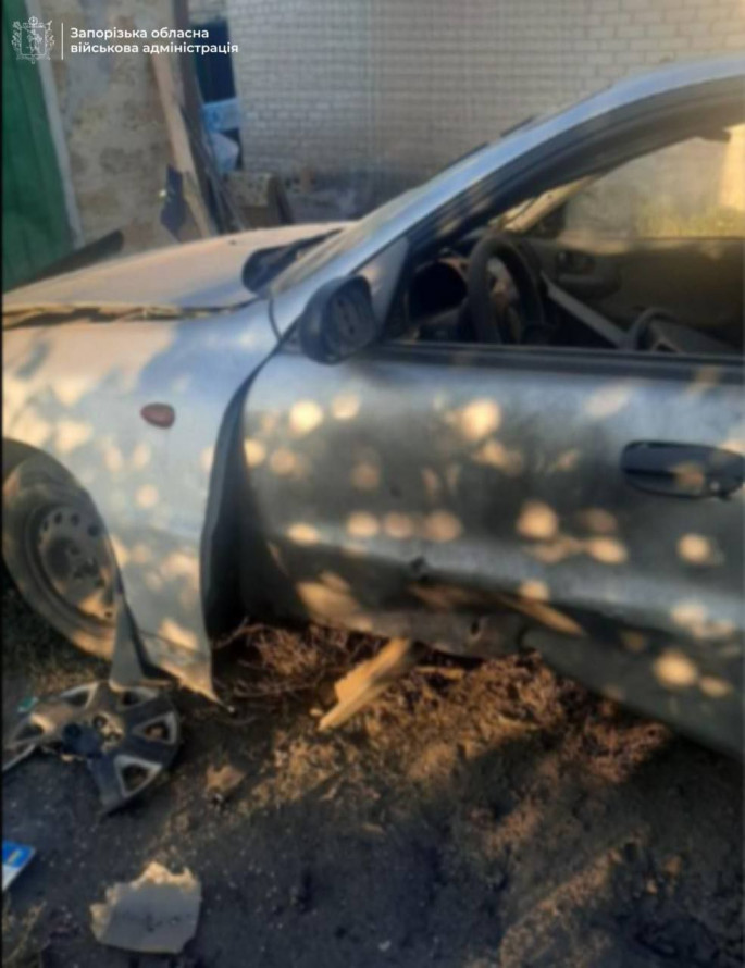 Росіяни атакували дроном авто у Запорізькому районі – чоловік отримав поранення (фото)