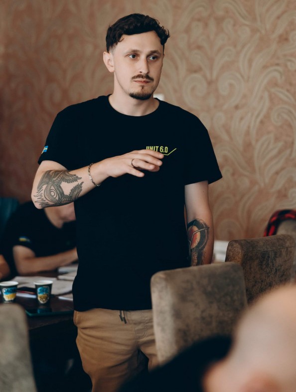 Художник, сапер, кар’єрний консультант – як після 32 операцій ветеран із Чернівців допомагає іншим знайти себе