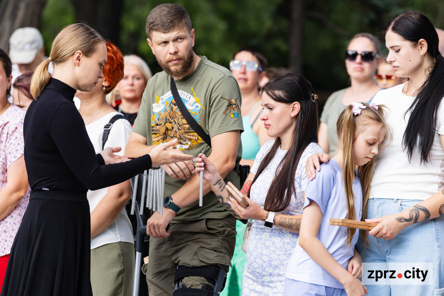Ім’я, викарбуване на дзвіночку - в Запоріжжі вшанували Героїв у День Української Державності (фото)