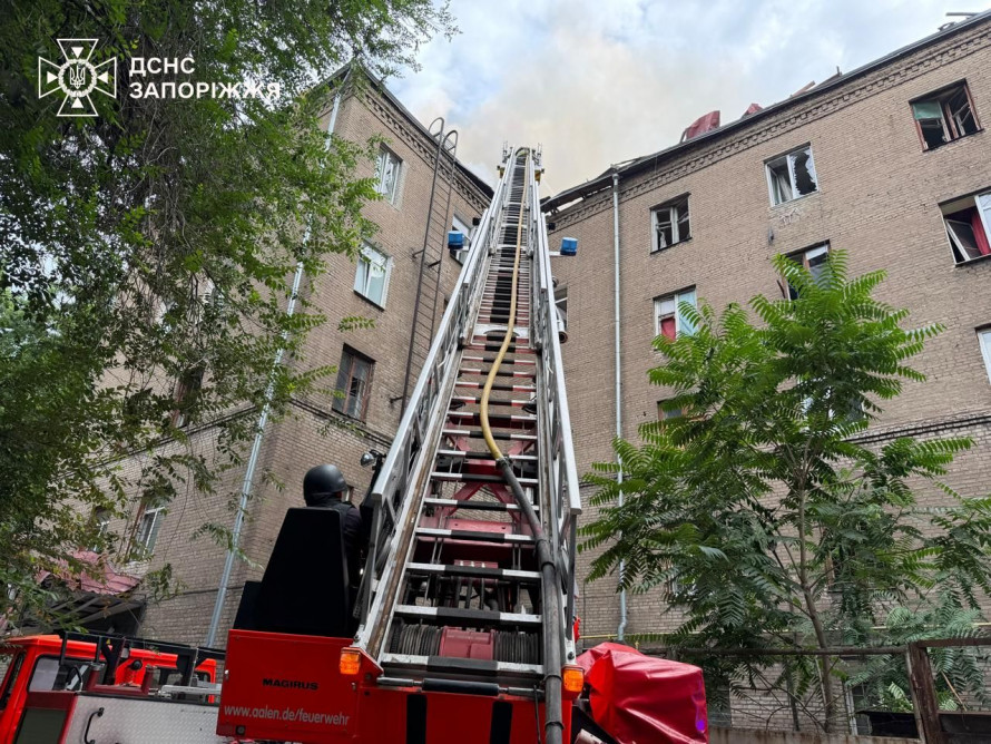 Горів дах багатоповерхівки: внаслідок ворожих обстрілів Запоріжжя і області поранено вісім людей