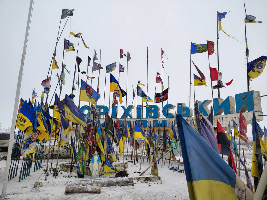 Символ єдності серед бойових прапорів: біля Оріхівської стели встановили нову скульптуру (фото)