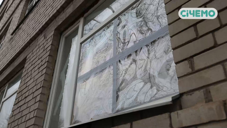 Стало тепліше і світліше – в Запоріжжі на зиму в гімназії встановлюють на вікна плівку замість OSB-плит (фото)