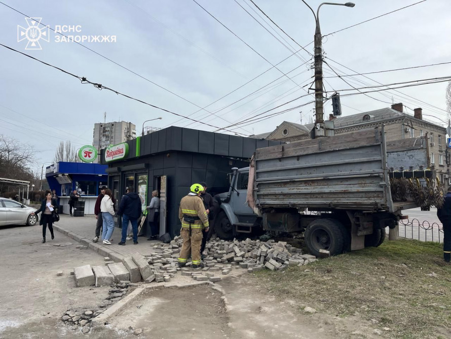 У Запоріжжі вантажівка влетіла у продуктовий магазин - постраждали перехожий та продавчиня (фото, відео)