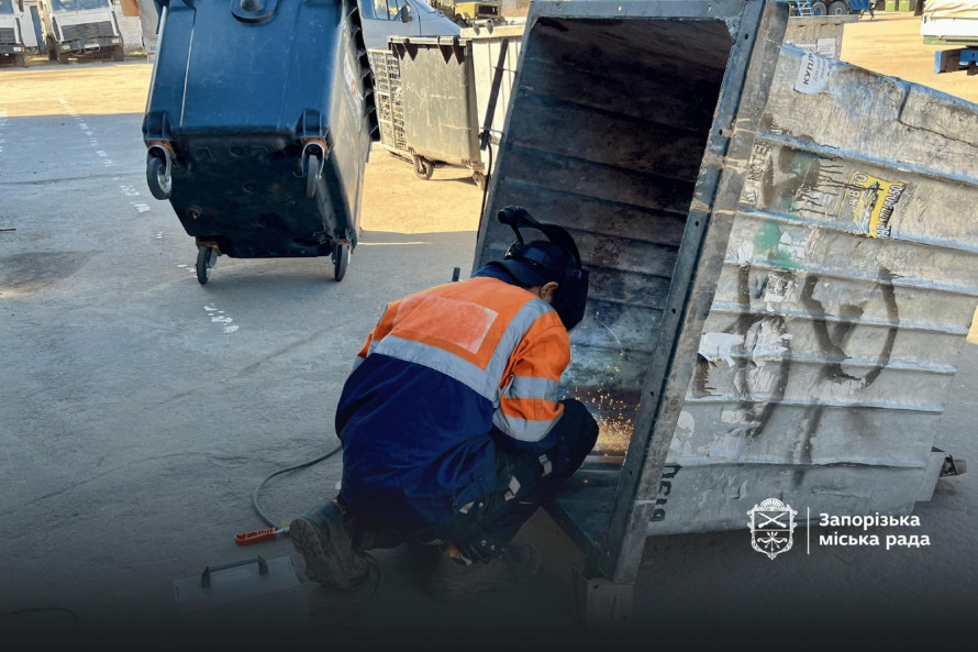 Вандали палять сміттєві баки: в яких районах Запоріжжя найчастіше нищать контейнери (фото)