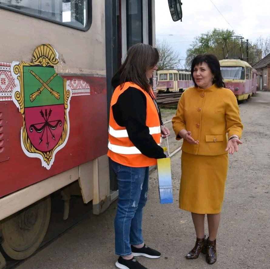 Новий фах: у Запоріжжі швачка стала водійкою трамвая в межах експериментального проєкту (фото)