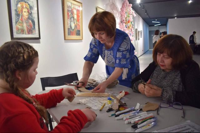 Українські пісні ожили у вишивці: у Запоріжжі відкрилася виставка писанок, рушників, мотанок (фото)