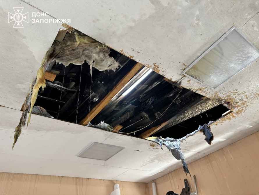 У Запоріжжі горіла майстерня: рятувальники назвали причину пожежі (фото)