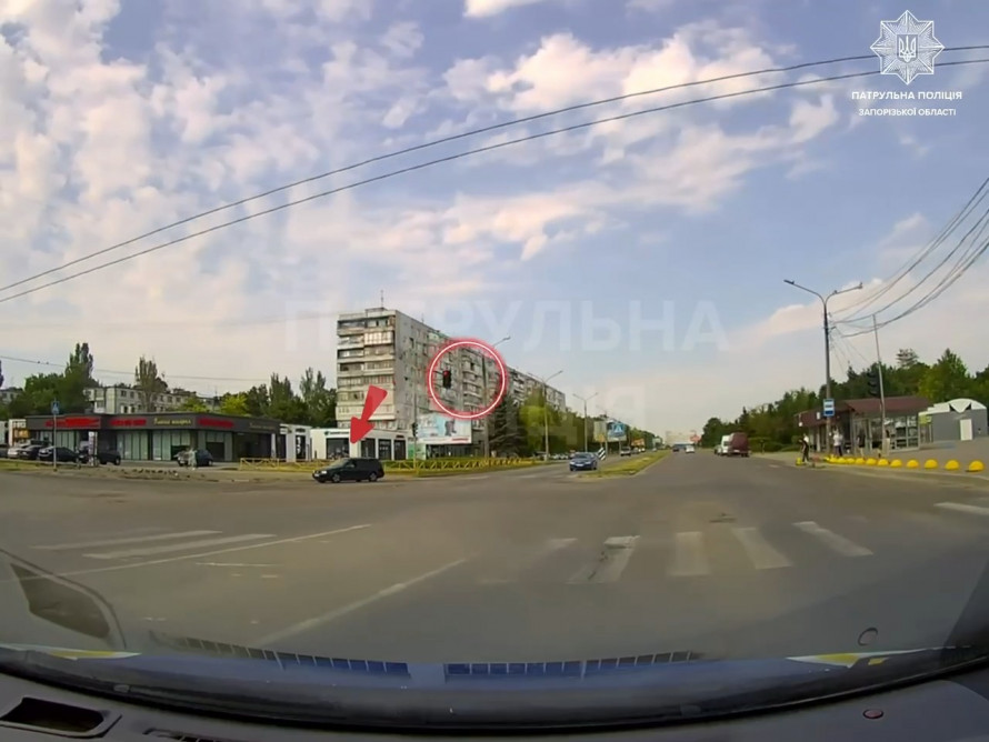 Червоний не зупинив — у Запоріжжі шестеро водіїв порушили ПДР прямо на очах у патрульних (фото, відео)