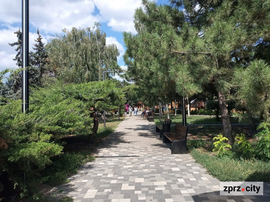 Кольорове літо серед фантастичних звірів: як зараз виглядає "Чарівний сад" у Запоріжжі (фото)