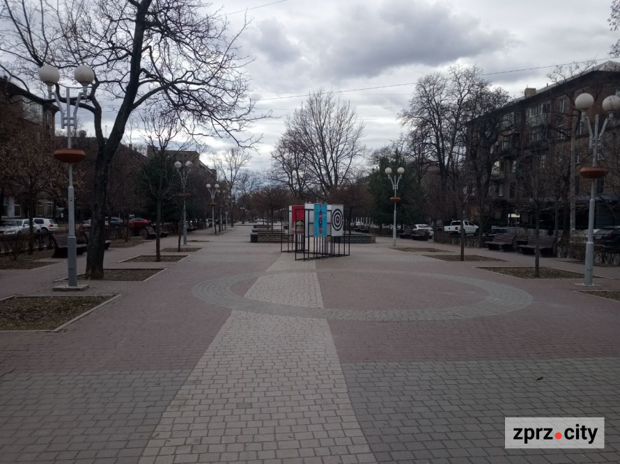 У Запоріжжі показали плакати воєнного часу "мами" авангардної української моди (фото)