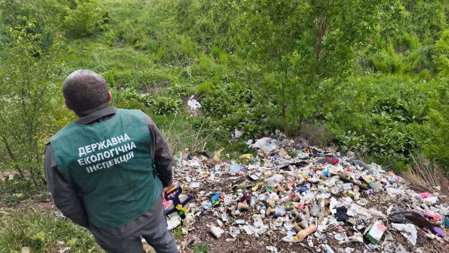 Гора кавових стаканів і пляшок — у Запоріжжі виявили нове сміттєзвалище (фото)
