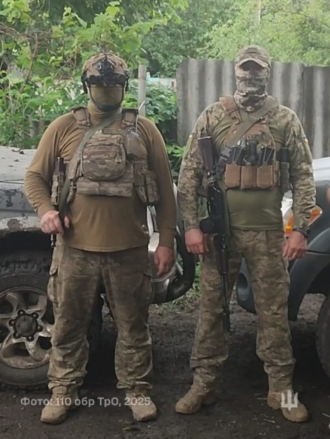 Водій запорізької бригади ТрО приїхав на війну на двоповерховому автобусі та врятувався від ПТУР завдяки загубленому телефону (фото)