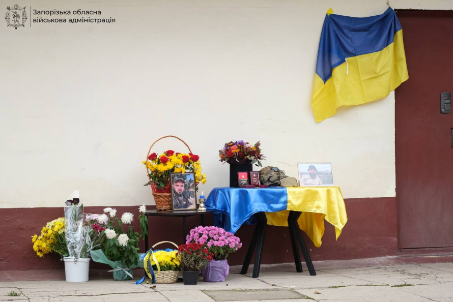 Героя пам’ятають — у Запоріжжі відкрили меморіальну дошку на честь загиблого воїна (фото)