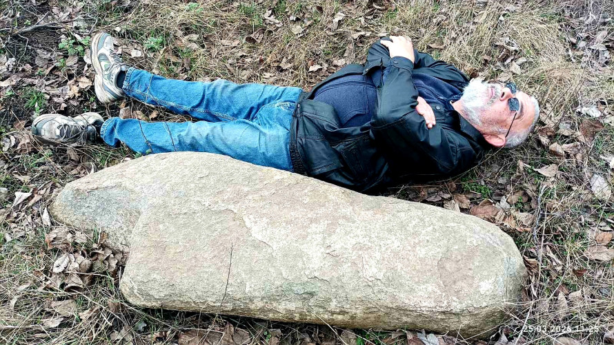 Лежала в посадці біля кургану: у Запорізькому районі знайшли стелу віком понад шість тисяч років (фото)