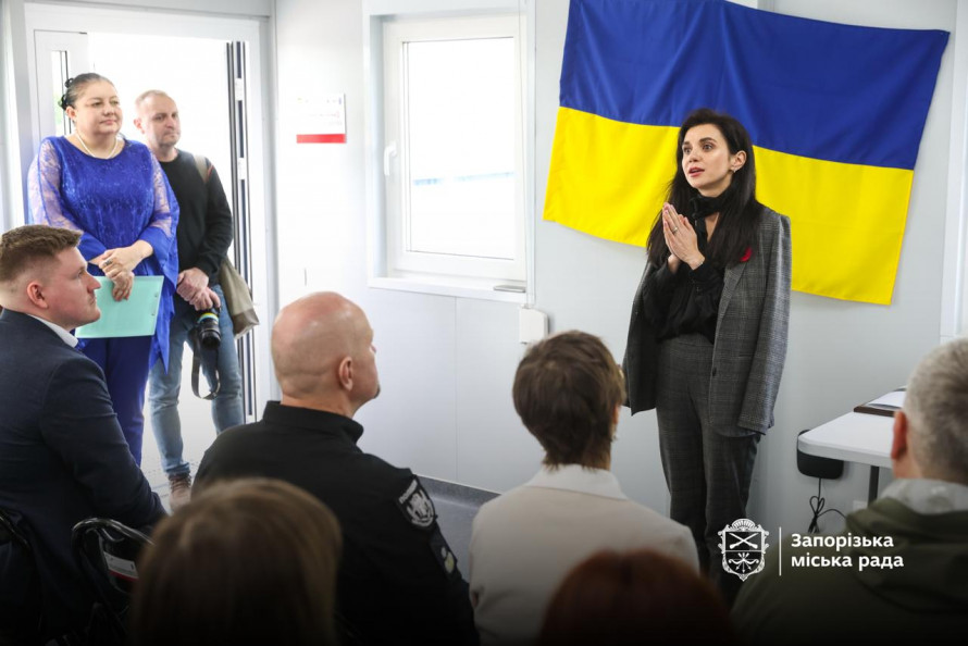 Працюватиме у прифронтових громадах та на деокупованих територіях - у Запоріжжі відкрили пересувний офіс поліції (фото)
