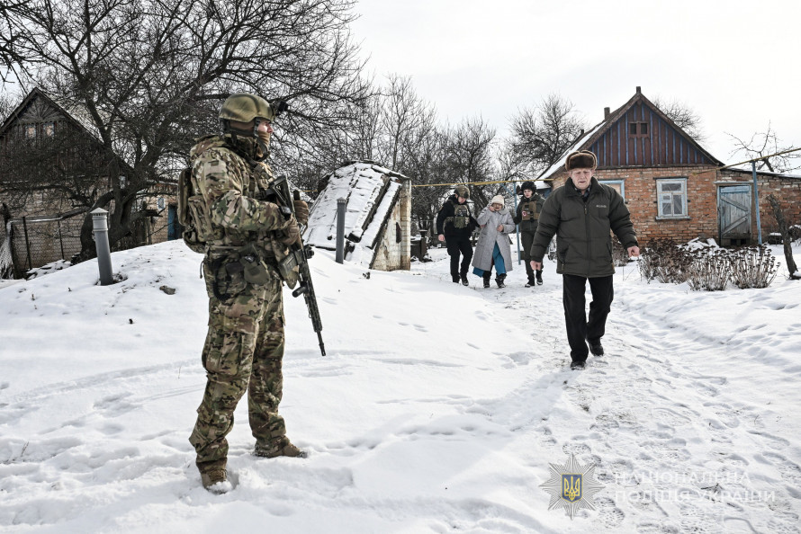 "Колись він возив алмази десь в Італії" - на Запоріжжі поліцейські евакуюють людей у броньованому фургоні (фото, відео)