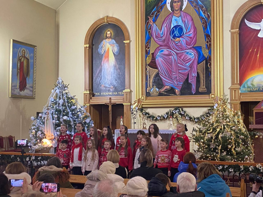 Святкова музика та колядки - у запорізькому соборі відбувся концерт камерного хору (фото)