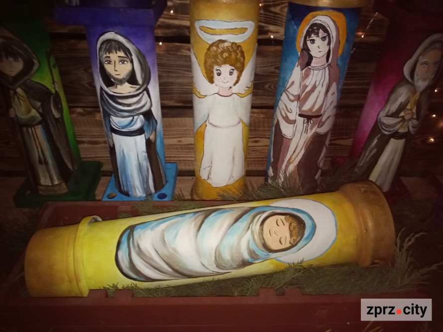 У центрі Запоріжжя з'явився Різдвяний вертеп воєнного часу - фото