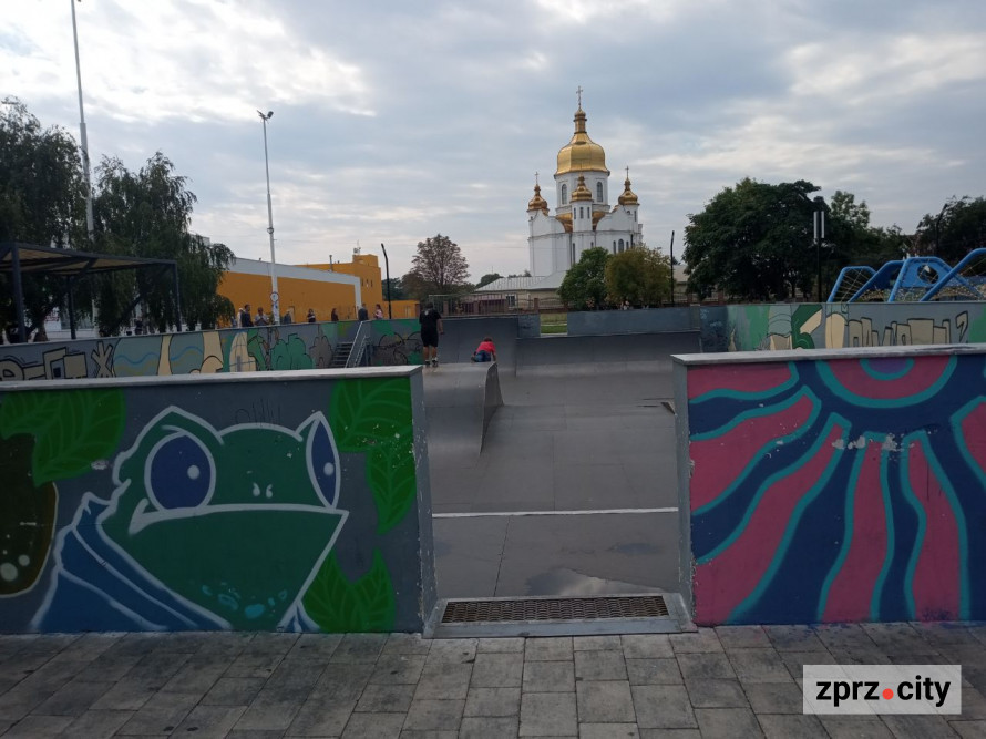 У Запоріжжі креативно розписали чашу фонтана: як вона тепер виглядає (фото)