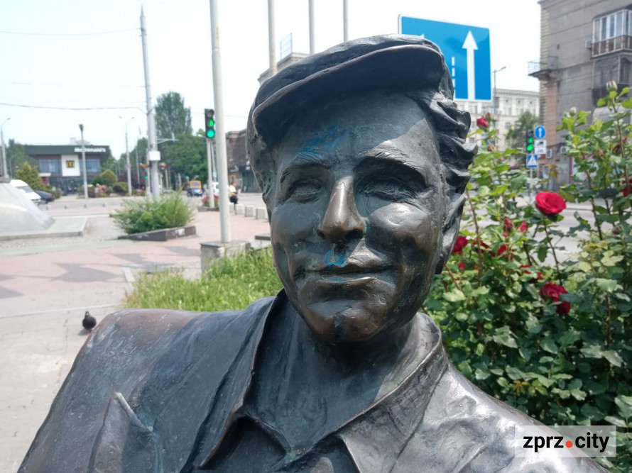 У запорізькому сквері розмалювали скульптуру - фото