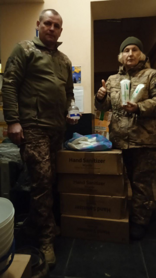 Оселився у "Дубовому гаю" - у центральному запорізькому парку живе лебідь, врятований українським воїном (фото, відео)