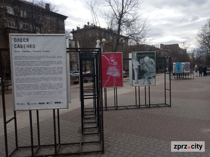 У Запоріжжі показали плакати воєнного часу "мами" авангардної української моди (фото)