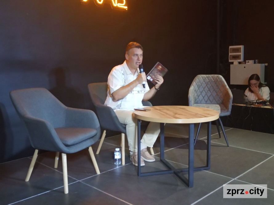 "Це шикарний пригодницький серіал": запорізький письменник презентував книгу біографій українських гетьманів