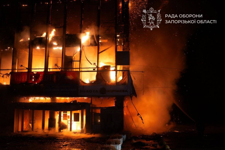 Вночі ворог атакував Запоріжжя - є постраждали, пошкоджені багатоповерхівки, торговий центр та виш (фото, відео)