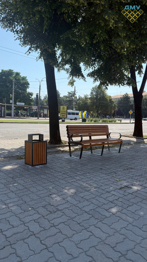 Вздовж центрального проспекту Запоріжжя встановили нові лави (фото)